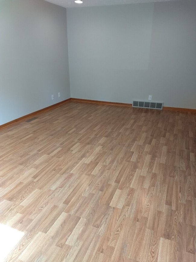 Building Photo - Large Stonybrook Home