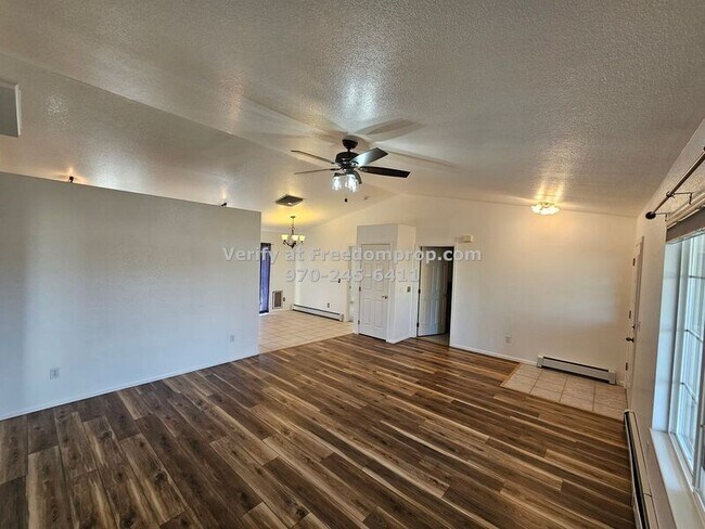 Foto del edificio - 740 Gold Rush Dr