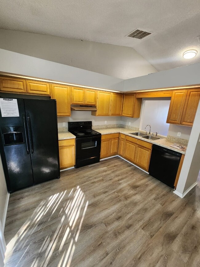 Foto del edificio - 5140 La Mancha Ct