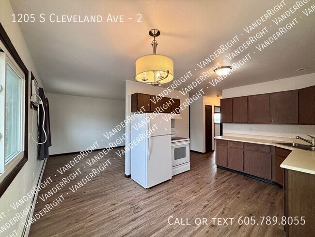 Building Photo - 1205 S Cleveland Ave