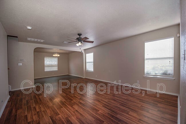 Building Photo - 518 Reba