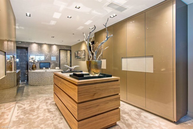 Foto del edificio - 1310 E Ocean Blvd