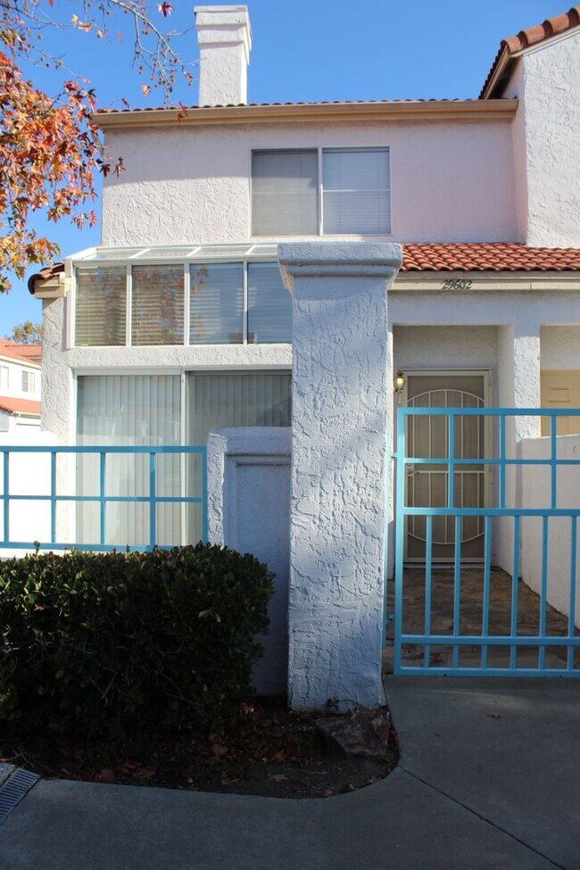 Foto del edificio - Gated Community~$2,595~ 2 Bed/2.5 Bath End Unit Townhome.