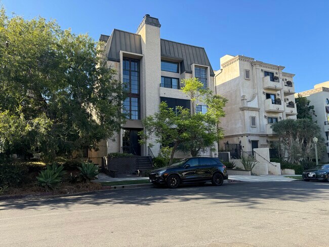 Building Photo - 10323 Almayo Ave