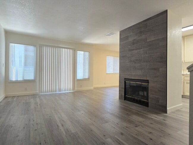 Building Photo - Large Downstairs Condo in Nice Community, ...