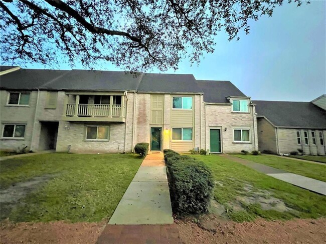 Building Photo - 2130 Greenbriar Colony Dr