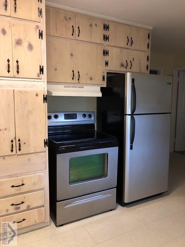 Building Photo - 127 Pineview Dr