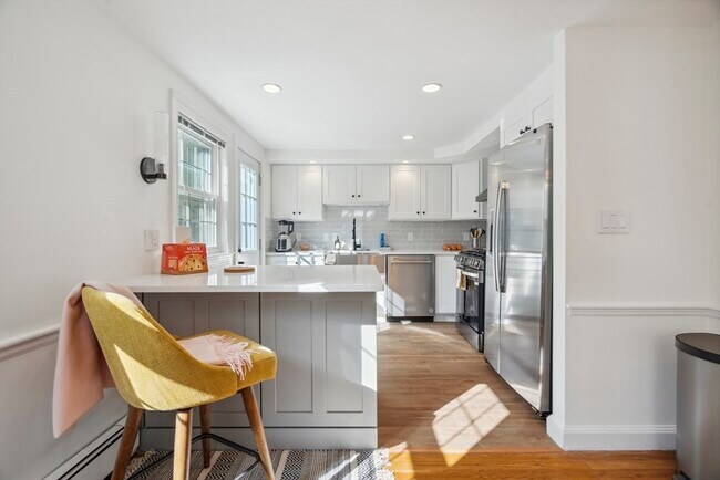 Foto del edificio - 518 Great Plain Ave