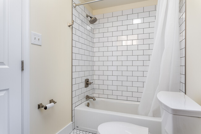 Full Bath - 417 Fairmount Ave