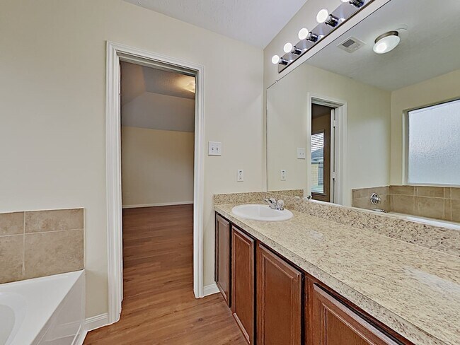Foto del edificio - 4026 Hawthorn Glen Ct