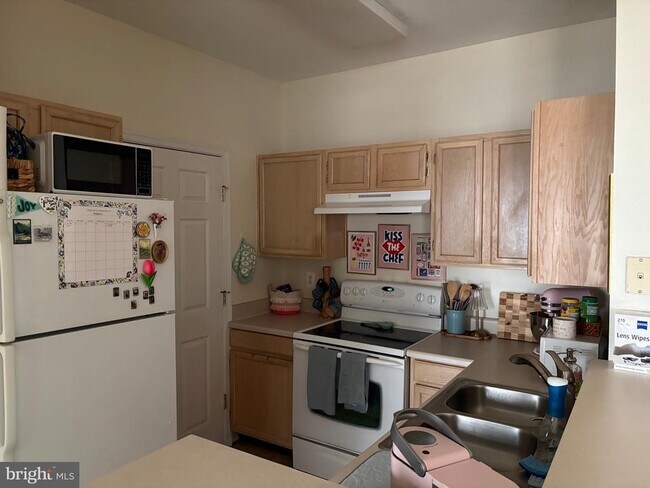 Foto del edificio - 1571 Spring Gate Dr.