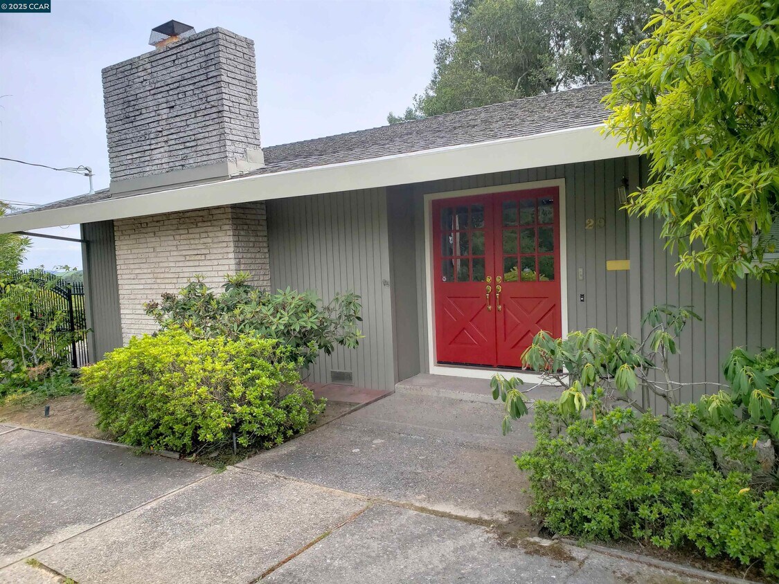 Foto principal - 29 Chapel Dr