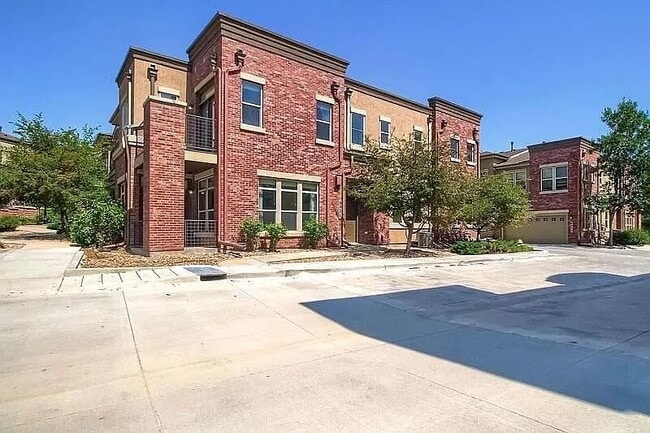Building Photo - Beautiful 3 bedroom townhouse