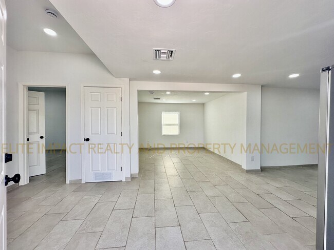 Building Photo - 3921 E Blacklidge Dr