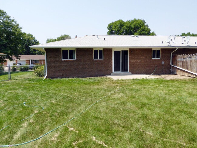 Building Photo - 720 Dawn Ave
