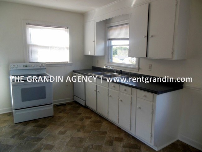 Building Photo - 1646 Padbury Ave