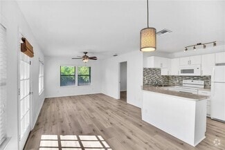 Building Photo - 602 Centre Ct SW