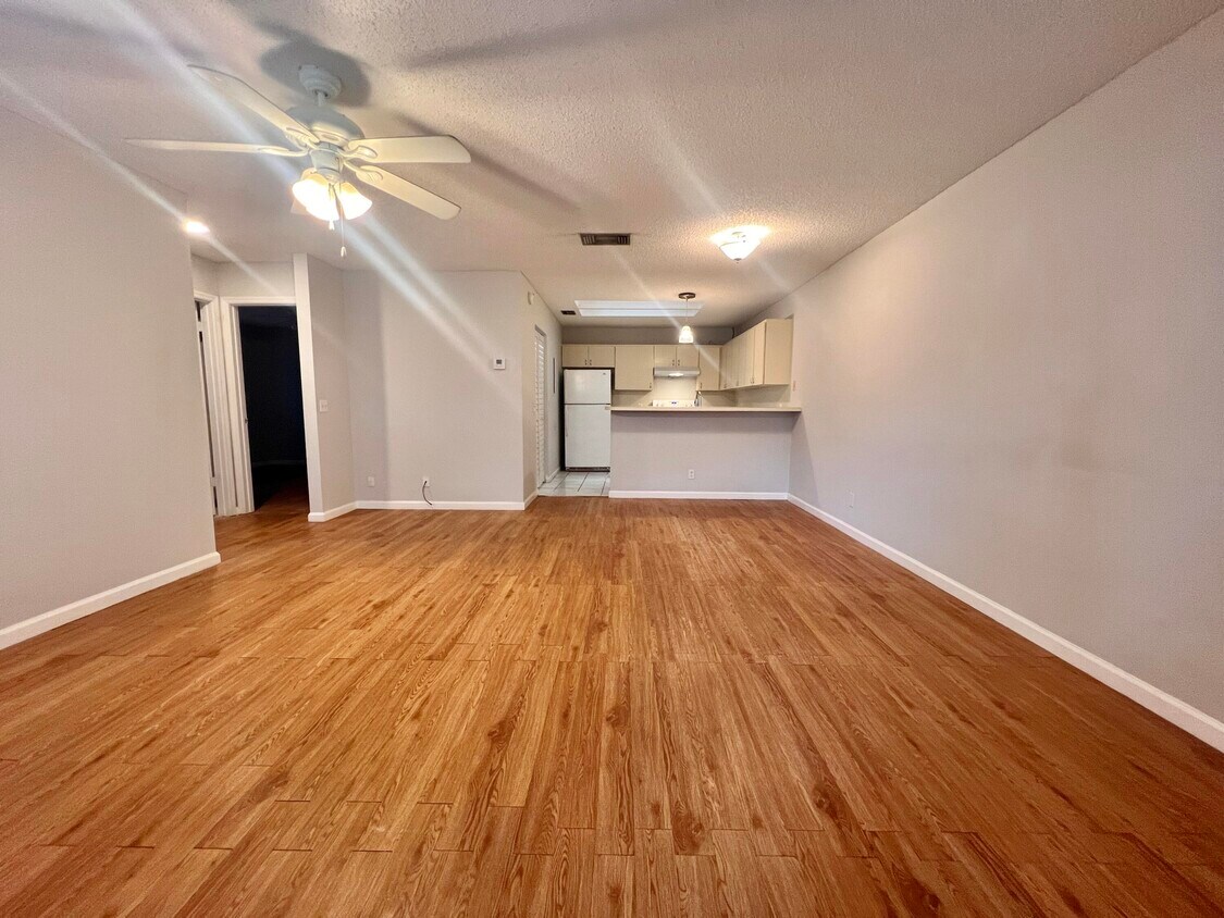 Foto principal - 5330 Elmhurst Rd