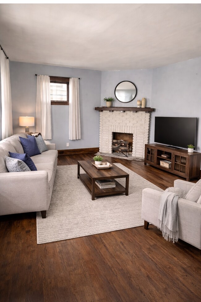 Sala de estar con chimenea falsa - 2041 Elbur Ave
