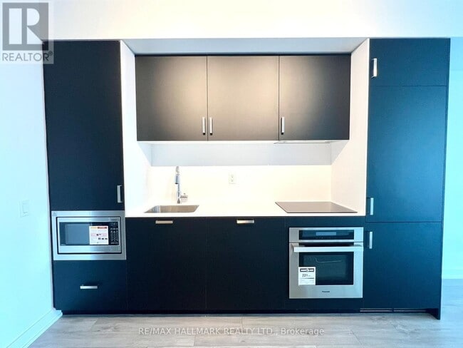 Building Photo - 88 Queen St E