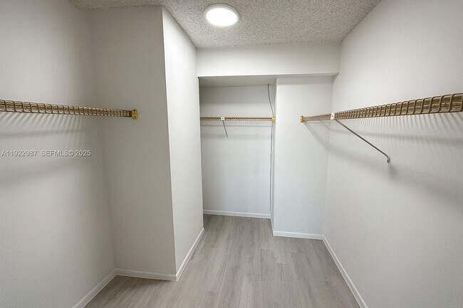 Foto del edificio - 600 Three Islands Boulevard