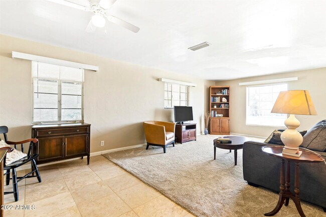 Foto del edificio - 1938 W Weldon Ave