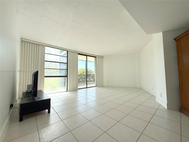Building Photo - 3475 N Country Club Dr
