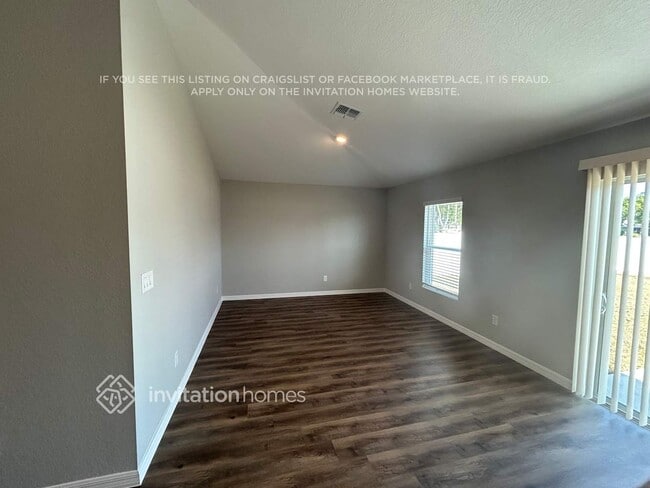 Building Photo - 711 NE 1st Ave