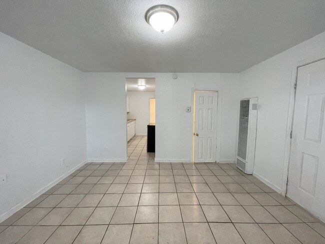 Foto del edificio - 7723 Molinos Ave