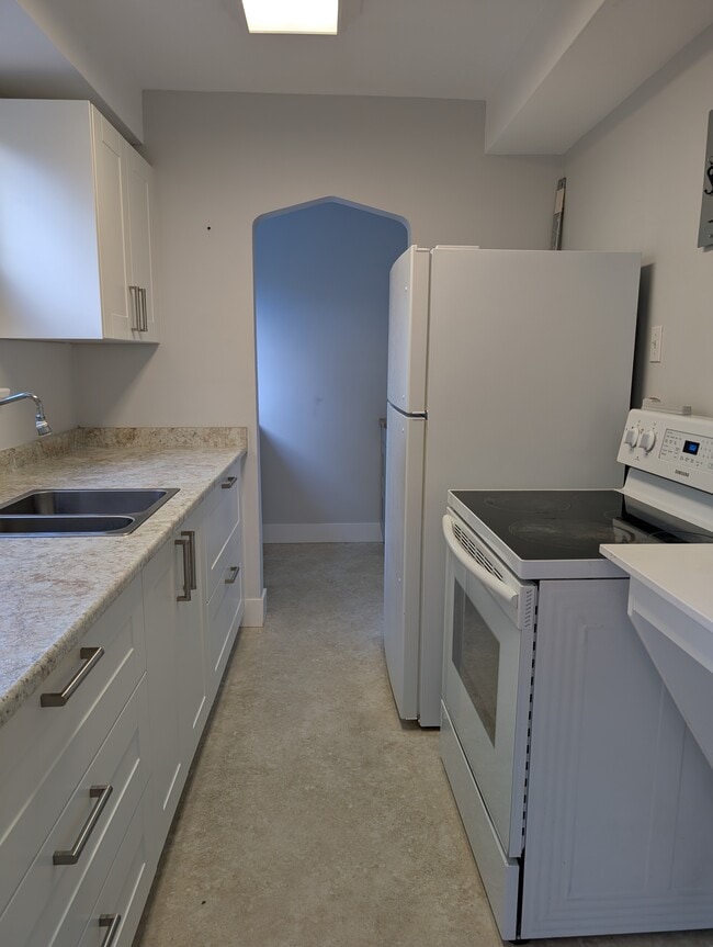 Building Photo - 1860 Crescent Rd