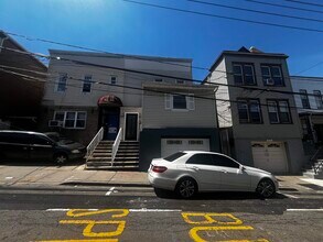 Building Photo - 633 37th St