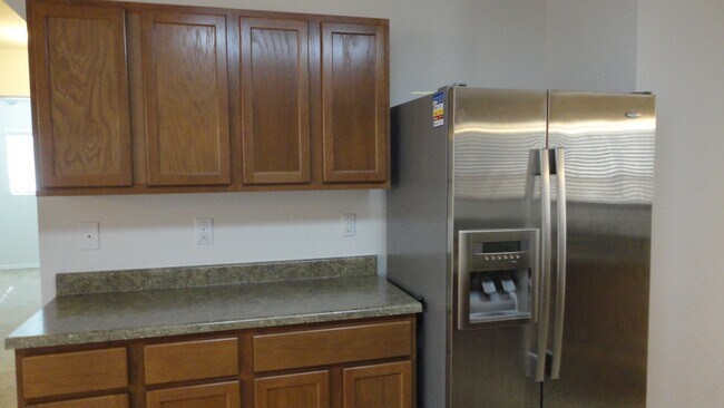 Foto del edificio - CONVENIENTLY LOCATED