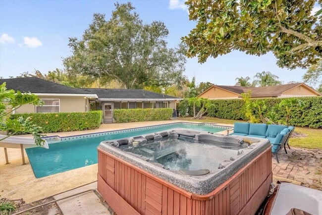 Foto del edificio - 6419 Hidden Dale Ave