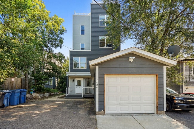 Foto del edificio - 2424 Lyndale Ave S