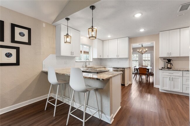 Building Photo - 2907 Broadmoor Dr