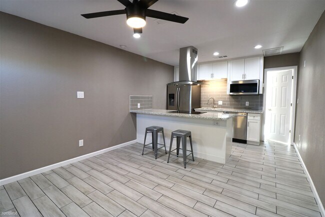 Building Photo - 1 br, 1 bath 4plex - 101 North Oak Street #A