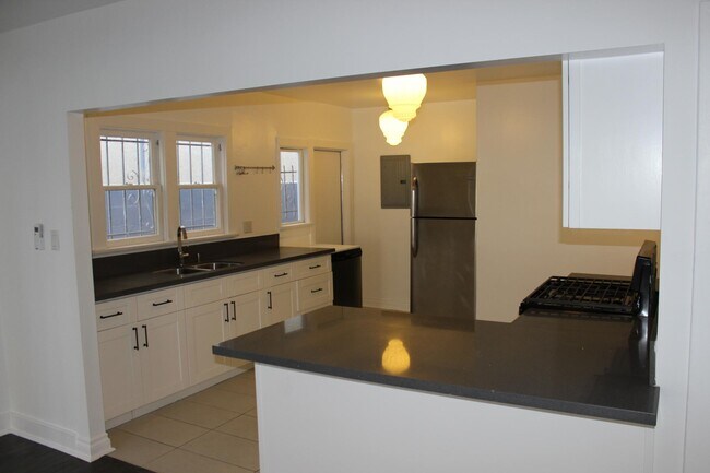Foto del edificio - 5755 Camerford Ave