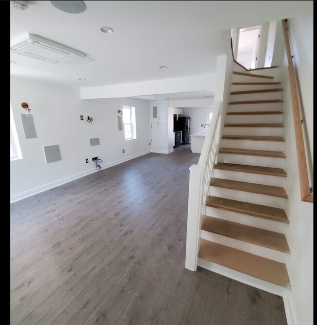Sala de estar desde la entrada principal - 5003 South Dakota Ave NE