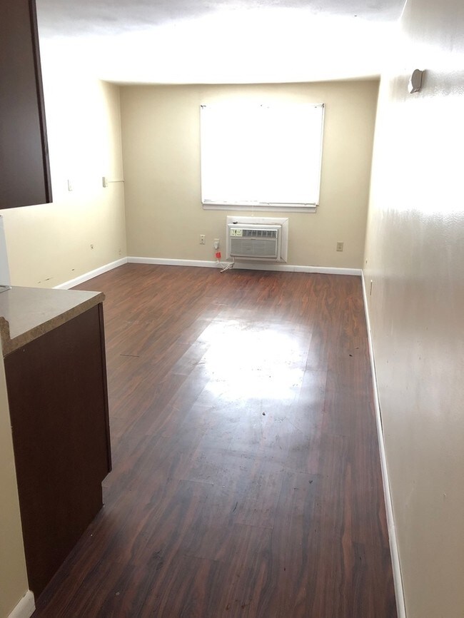 Building Photo - Updated Studio Includes Hot Water