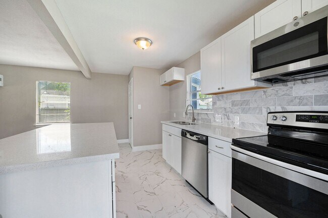 Building Photo - Richmond TX - Newly updated 2 bedroom, 1 b...