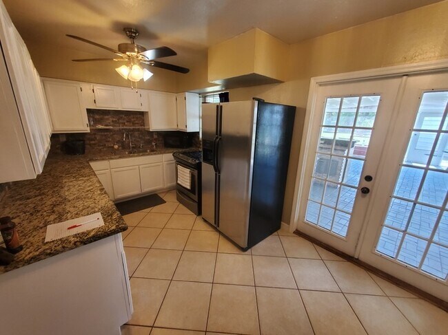Building Photo - 2118 E Gardenia Cir