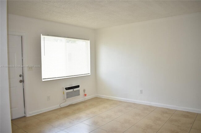 Building Photo - 932 Moffett St