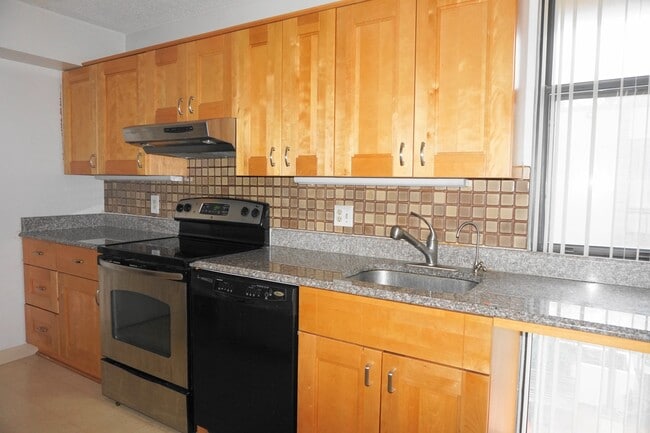 Building Photo - Cozy Three-Bedroom Condo - Coldspring New ...