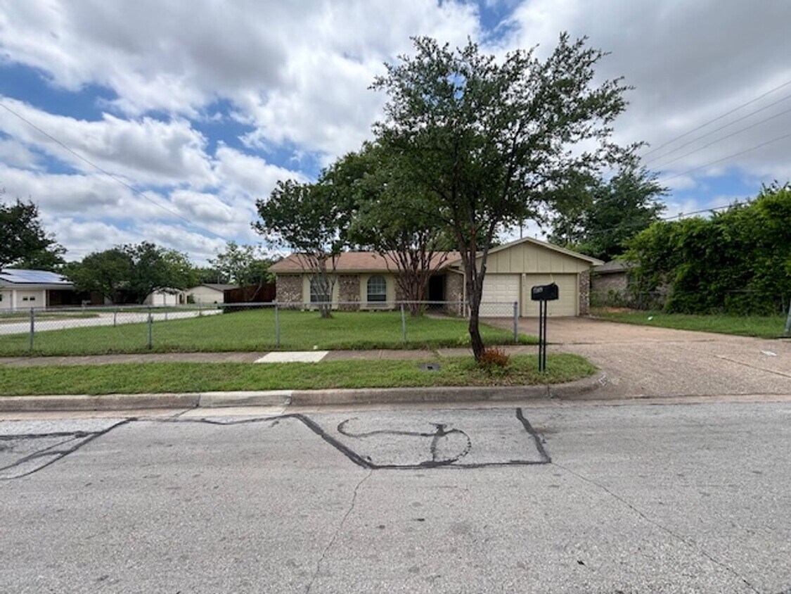Primary Photo - Nice 4 Bedroom home in Birdville ISD