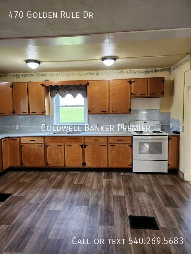 Building Photo - Charming 2-Bedroom 1-Bath Farmhouse in New...