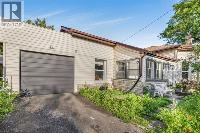 Building Photo - 472 Colborne St E