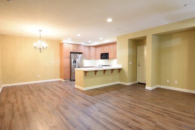 Building Photo - Sharp Midtown 2 Bedroom 2.5 Bath Two Story...