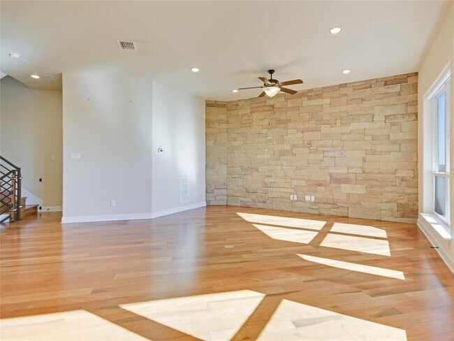 Building Photo - 6533 E Hill Dr