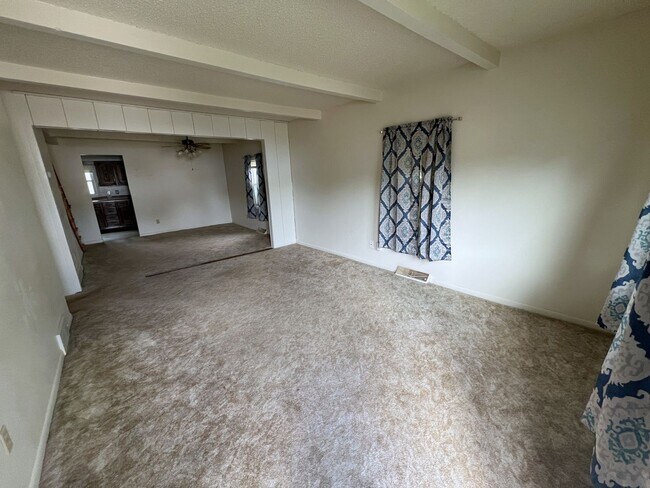 Building Photo - 1117 E 2nd-3 bedroom, 1.5 bathroom house w...