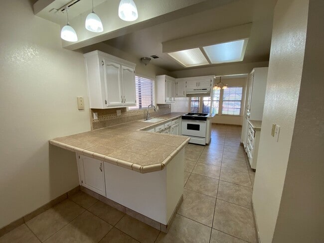 Building Photo - SW Visalia Home coming soon!
